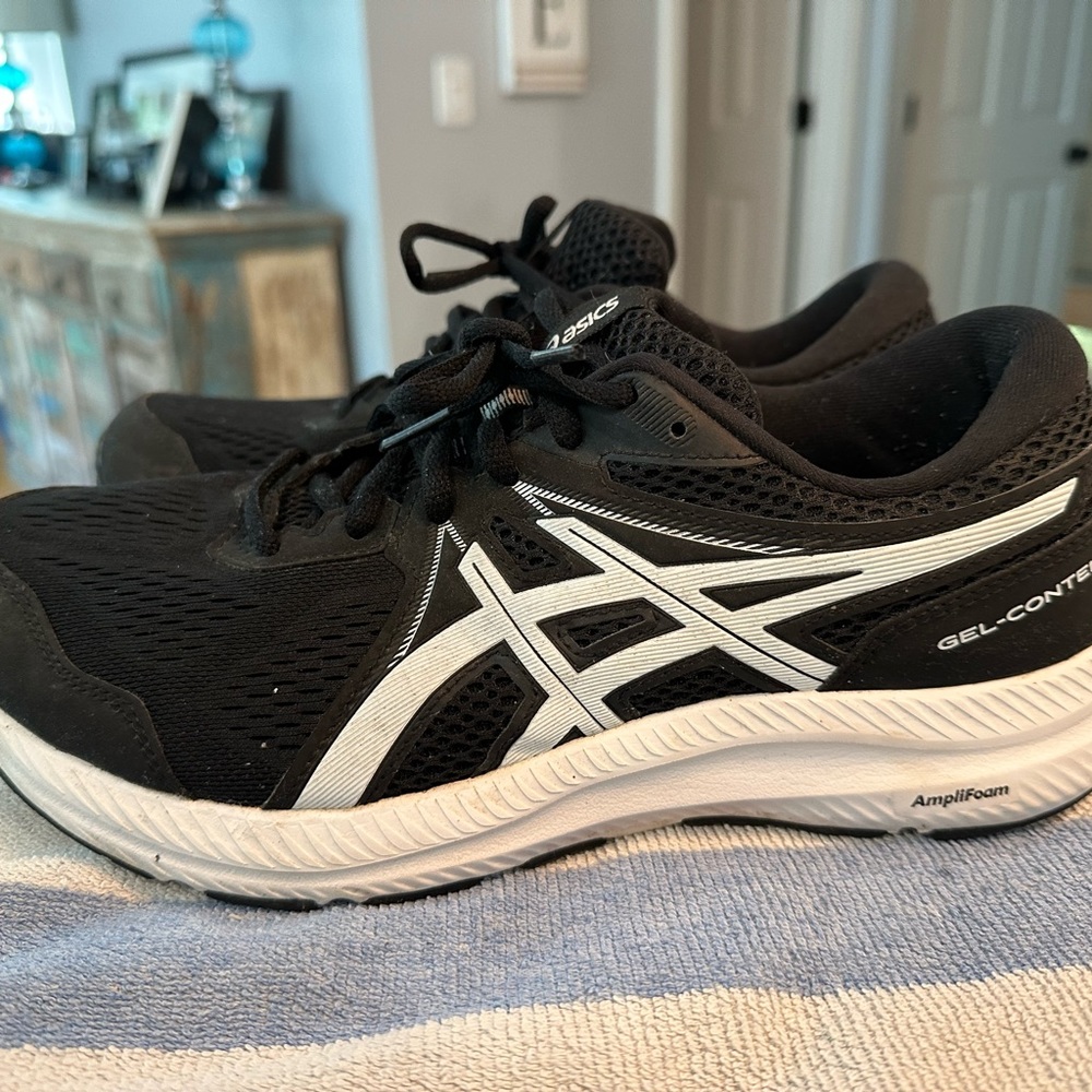 Mens Asic gel contend 7 size 8.5 extra wide.